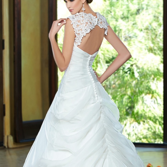 IVOIRE by Kittychen Dresses & Skirts - NWT White Ball Gown with Detachable Shoulders